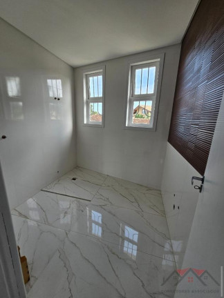 Imagem Sobrado com 4 Quartos à Venda, 411 m² em Glória - Joinville