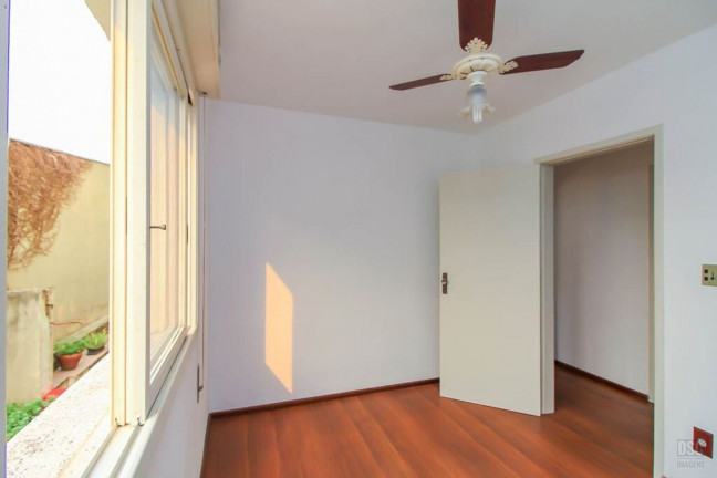 Imagem Imóvel com 2 Quartos à Venda, 56 m² em Cristal - Porto Alegre Imagem Imóvel com 2 Quartos à Venda, 56 m² em Cristal - Porto Alegre
