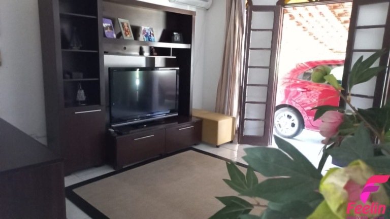 Imagem Casa com 3 Quartos à Venda, 250 m² em Carianos - Florianópolis Imagem Casa com 3 Quartos à Venda, 250 m² em Carianos - Florianópolis