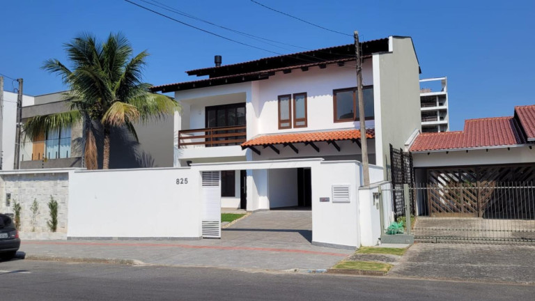 Imagem Casa com 3 Quartos à Venda, 305 m² em América - Joinville