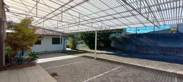 Imagem Casa com 5 Quartos à Venda, 600 m² em Itacorubi - Florianópolis Imagem Casa com 5 Quartos à Venda, 600 m² em Itacorubi - Florianópolis