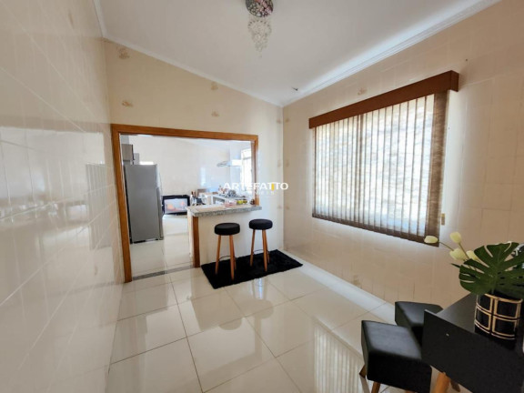 Imagem Casa com 3 Quartos à Venda, 250 m² Imagem Casa com 3 Quartos à Venda, 250 m²