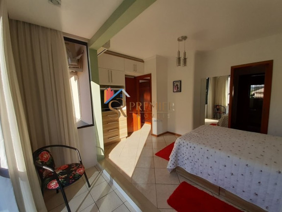 Imagem Casa com 3 Quartos à Venda, 256 m² em Trindade - Florianópolis Imagem Casa com 3 Quartos à Venda, 256 m² em Trindade - Florianópolis