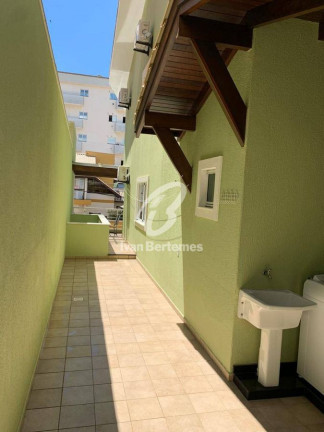 Imagem Sobrado com 3 Quartos para Temporada, em Bombas - Bombinhas Imagem Sobrado com 3 Quartos para Temporada, em Bombas - Bombinhas