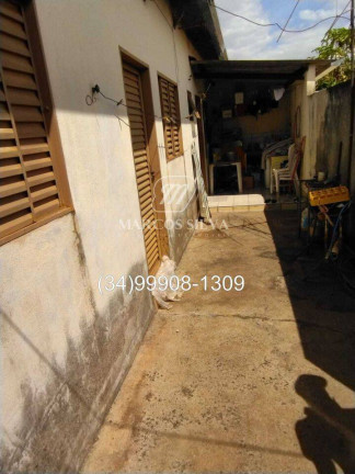 Imagem Casa com 3 Quartos à Venda, 250 m² em Santa Mônica - Uberlândia Imagem Casa com 3 Quartos à Venda, 250 m² em Santa Mônica - Uberlândia