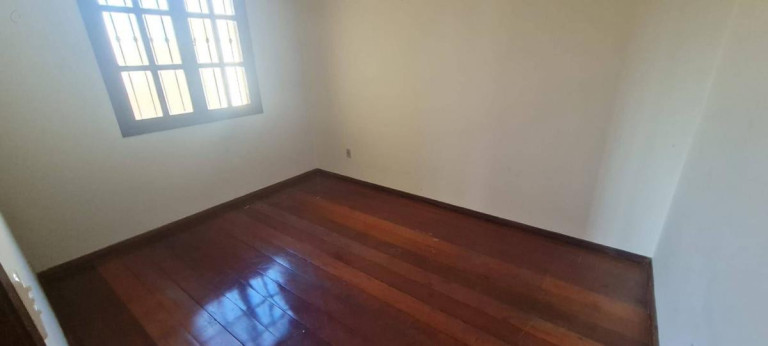 Imagem Casa com 6 Quartos à Venda, 245 m² Imagem Casa com 6 Quartos à Venda, 245 m²
