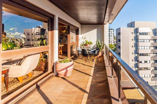 Imagem Imóvel com 4 Quartos à Venda, 335 m² em Rio Branco - Porto Alegre Imagem Imóvel com 4 Quartos à Venda, 335 m² em Rio Branco - Porto Alegre