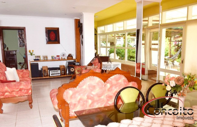 Imagem Casa com 9 Quartos à Venda, 420 m² em Jardim Samambaia - Ubatuba Imagem Casa com 9 Quartos à Venda, 420 m² em Jardim Samambaia - Ubatuba