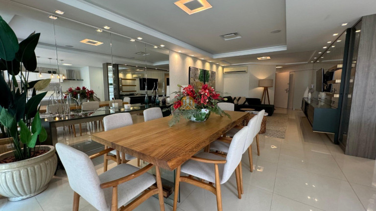 Imagem Imóvel com 3 Quartos à Venda, 146 m² em Centro - Balneário Camboriú Imagem Imóvel com 3 Quartos à Venda, 146 m² em Centro - Balneário Camboriú