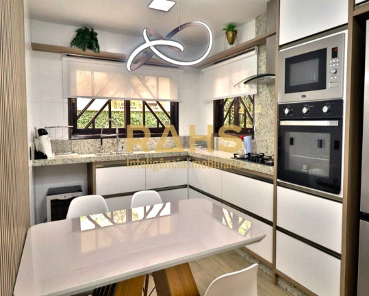 Imagem Casa com 6 Quartos à Venda, 400 m² em Costa E Silva - Joinville Imagem Casa com 6 Quartos à Venda, 400 m² em Costa E Silva - Joinville
