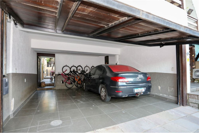 Imagem Casa com 5 Quartos à Venda, em Medianeira - Porto Alegre Imagem Casa com 5 Quartos à Venda, em Medianeira - Porto Alegre