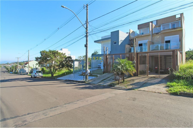 Imagem Casa com 3 Quartos à Venda, em Guarujá - Porto Alegre Imagem Casa com 3 Quartos à Venda, em Guarujá - Porto Alegre