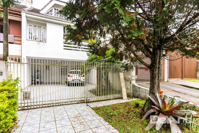 Sobrado com 4 Quartos à Venda, 221 m² em Jardim Das Américas - Curitiba