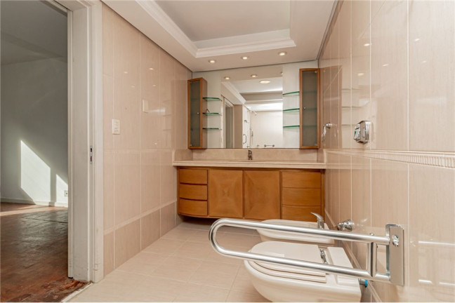 Imagem Imóvel com 3 Quartos à Venda, em Moinhos De Vento - Porto Alegre Imagem Imóvel com 3 Quartos à Venda, em Moinhos De Vento - Porto Alegre