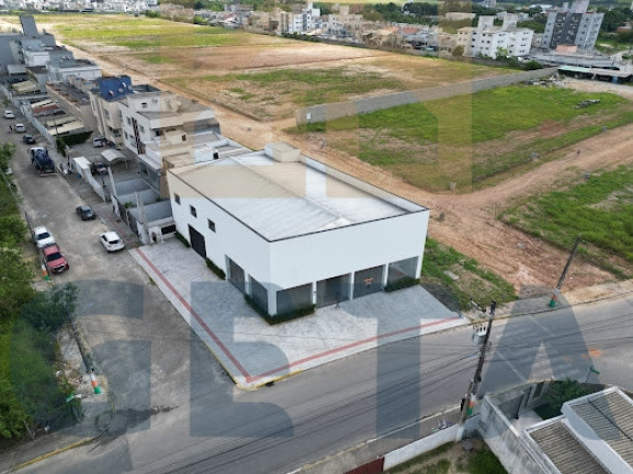 Galpão à Venda, 582 m² em Santa Regina  - Camboriú