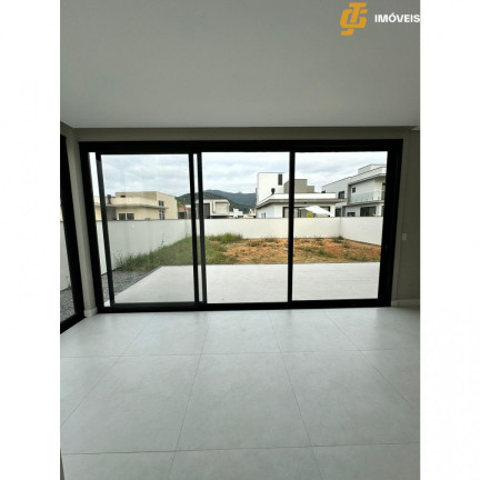 Imagem Casa com 3 Quartos à Venda, 280 m² em Caledônia - Camboriú Imagem Casa com 3 Quartos à Venda, 280 m² em Caledônia - Camboriú