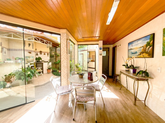 Imagem Casa com 4 Quartos à Venda, 249 m² em Coqueiros - Florianópolis