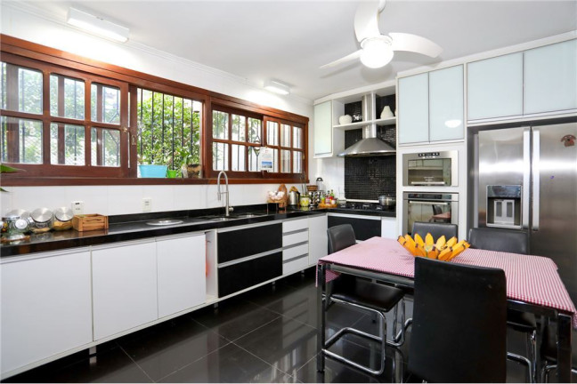Imagem Casa com 5 Quartos à Venda, em Medianeira - Porto Alegre Imagem Casa com 5 Quartos à Venda, em Medianeira - Porto Alegre