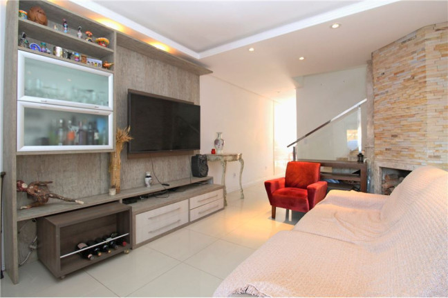 Imagem Casa com 3 Quartos à Venda, em Guarujá - Porto Alegre Imagem Casa com 3 Quartos à Venda, em Guarujá - Porto Alegre