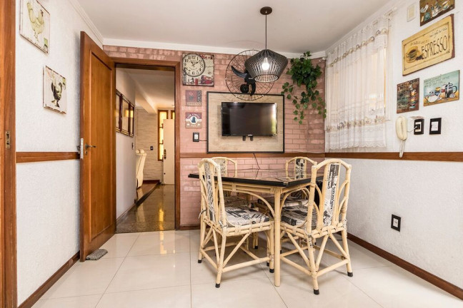 Imagem Casa com 5 Quartos à Venda, 381 m² em Jardim Lindóia - Porto Alegre Imagem Casa com 5 Quartos à Venda, 381 m² em Jardim Lindóia - Porto Alegre