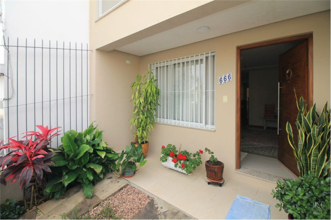 Imagem Casa com 3 Quartos à Venda, em Guarujá - Porto Alegre Imagem Casa com 3 Quartos à Venda, em Guarujá - Porto Alegre