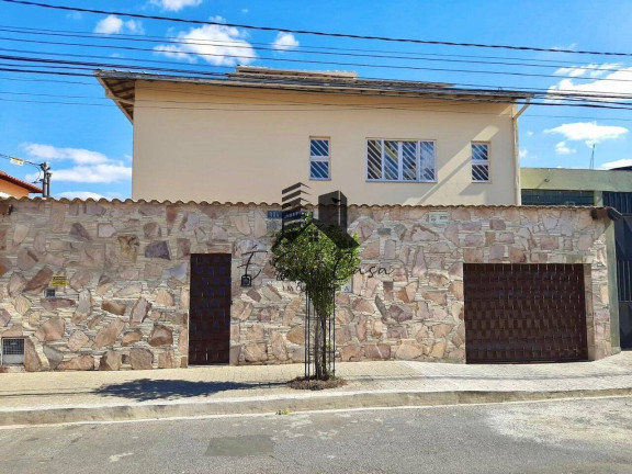 Casa com 5 Quartos à Venda, 360 m² em João Pinheiro - Belo Horizonte
