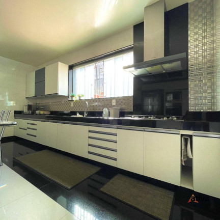 Imagem Casa com 4 Quartos à Venda, 298 m² Imagem Casa com 4 Quartos à Venda, 298 m²