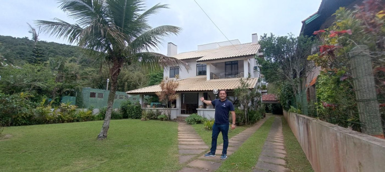 Casa com 6 Quartos para Alugar,  em Praia Brava - Florianópolis